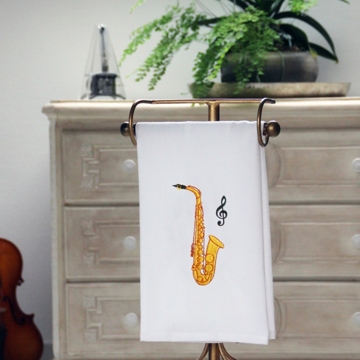 Geschirrtuch 50 x 70 cm, weiß mit einem Saxophon und Notenschlüssel bestickt