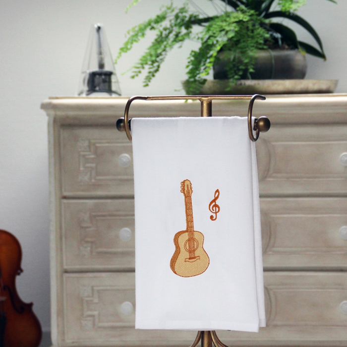 Geschirrtuch 50 x 70 cm, weiß mit einer Akustikgitarre und Violinschlüssel bestickt