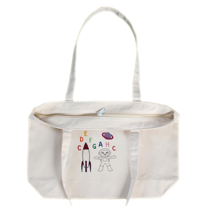 Stabile Kindertasche mit einem Astronauten und Rakete bestickt, aus naturweißer Baumwolle mit Reißverschluss