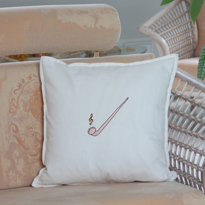 Kissen 50 x 50 cm Weiß, mit Holzblasinstrumenten bestickt