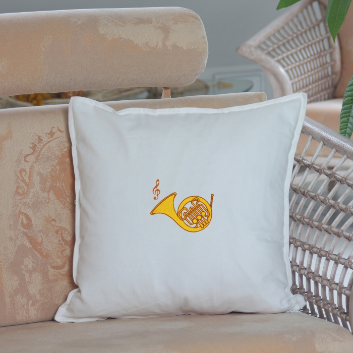 Kissen 50 x 50 cm Weiß, mit Metallblasinstrumenten bestickt