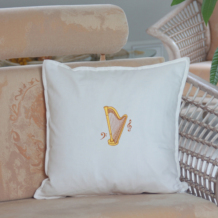 Kissen 50 x 50 cm Weiß, mit Zupfinstrumenten bestickt
