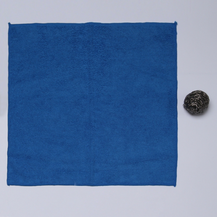 Mikrofasertuch 40 x 40cm blau, als Hase gefaltet mit Topfkratzer-Edelstahlspirale