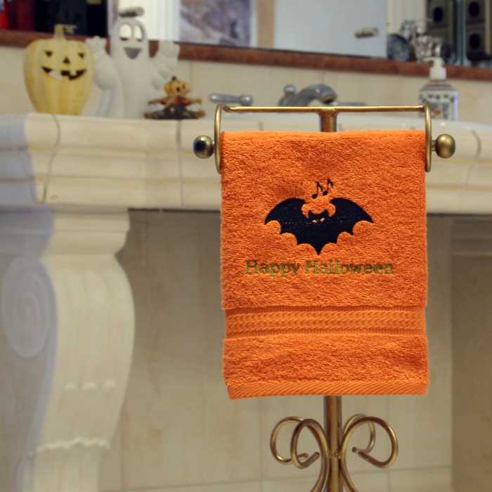 Gästehandtuch orange 30 x 50 cm, Halloween Fledermaus Manfred bestickt