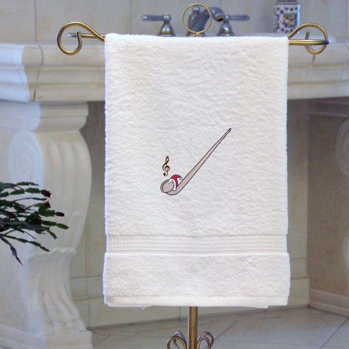 Handtuch weiß, mit Metallblasinstrumenten und Nikolausmütze, bestickt