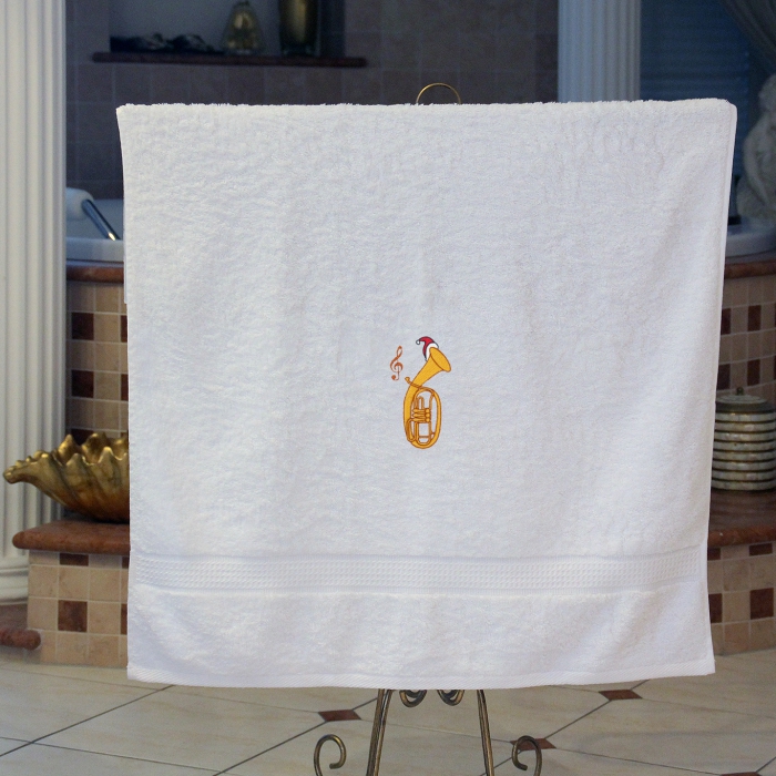 Badetuch weiß, mit Metallblasinstrumenten und Nikolausmütze, bestickt