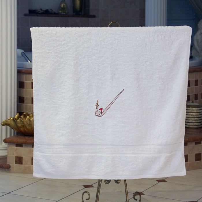 Badetuch weiß, mit Metallblasinstrumenten und Nikolausmütze, bestickt