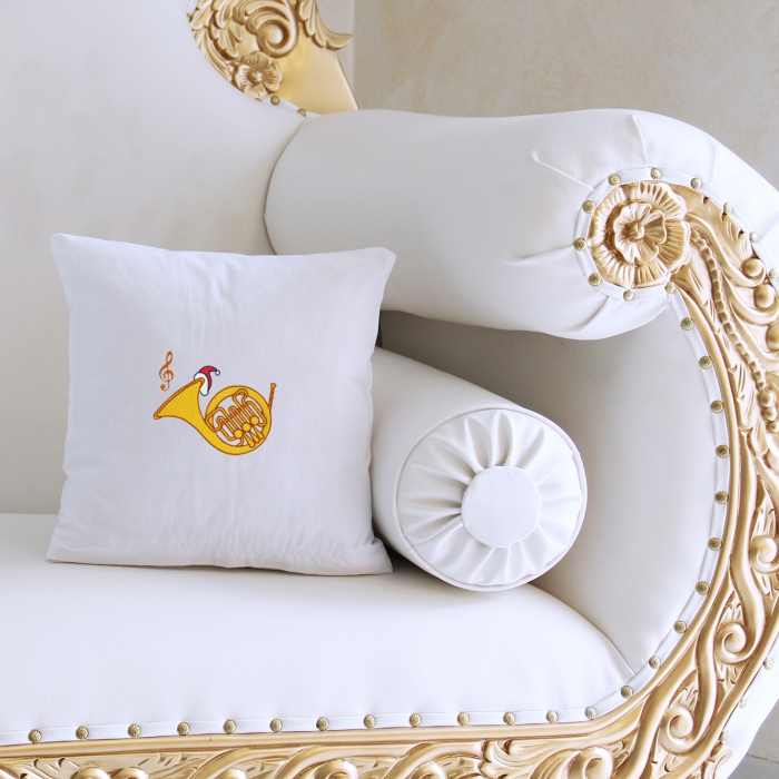 Mini-Kissen Weiß 30 x 30 cm mit Füllung, Metallblasinstrumente mit Nikolausmütze bestickt