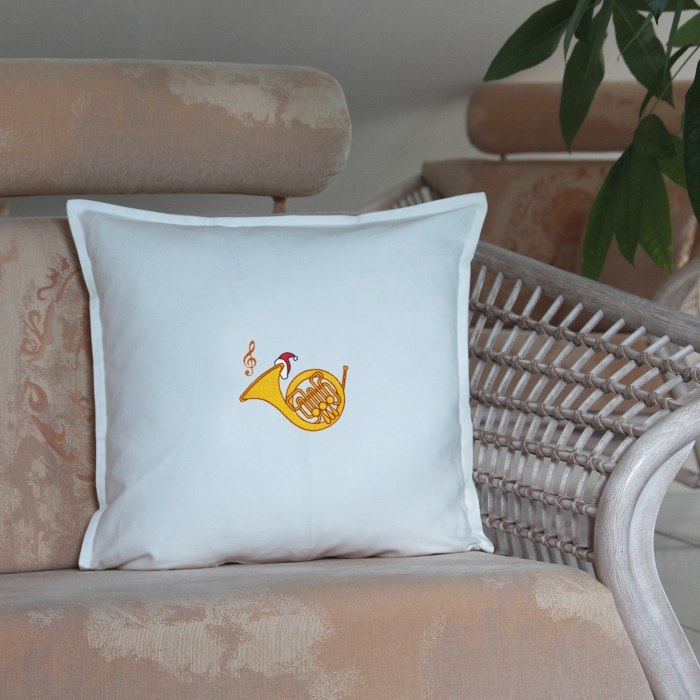 Kissen 50 x 50 cm, mit Metallblasinstrumenten und Nikolausmütze bestickt