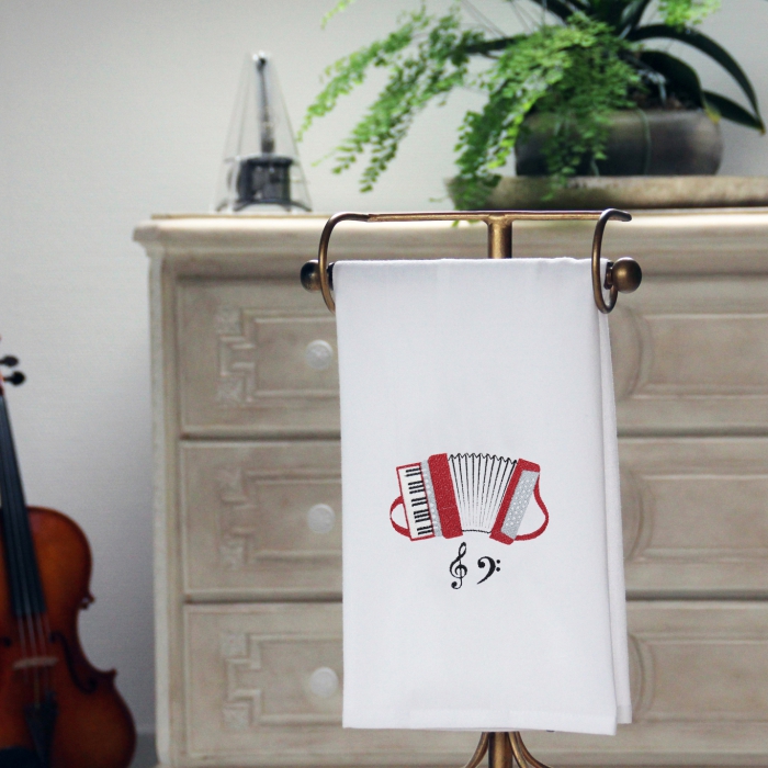 Geschirrtuch 50 x 70 cm, weiß mit Akkordeon und zwei Notenschlüsseln bestickt