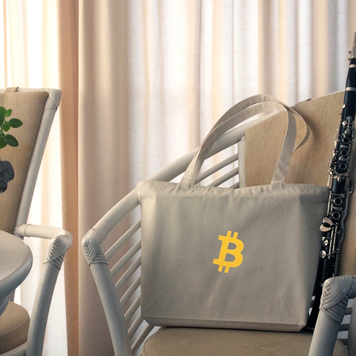 Stabile Tragetasche mit Bitcoin bestickt, aus naturweißer Baumwolle mit Reißverschluss