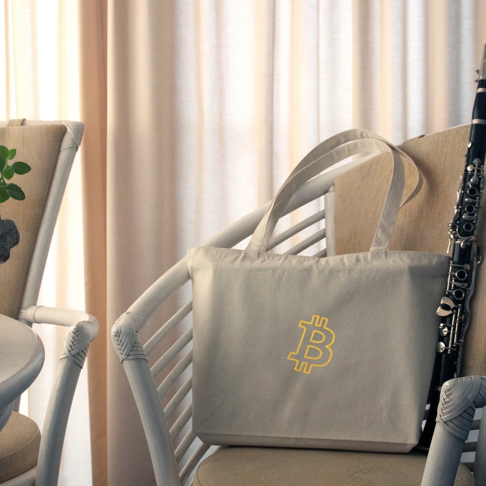 Stabile Tragetasche mit Bitcoin bestickt, aus naturweißer Baumwolle mit Reißverschluss