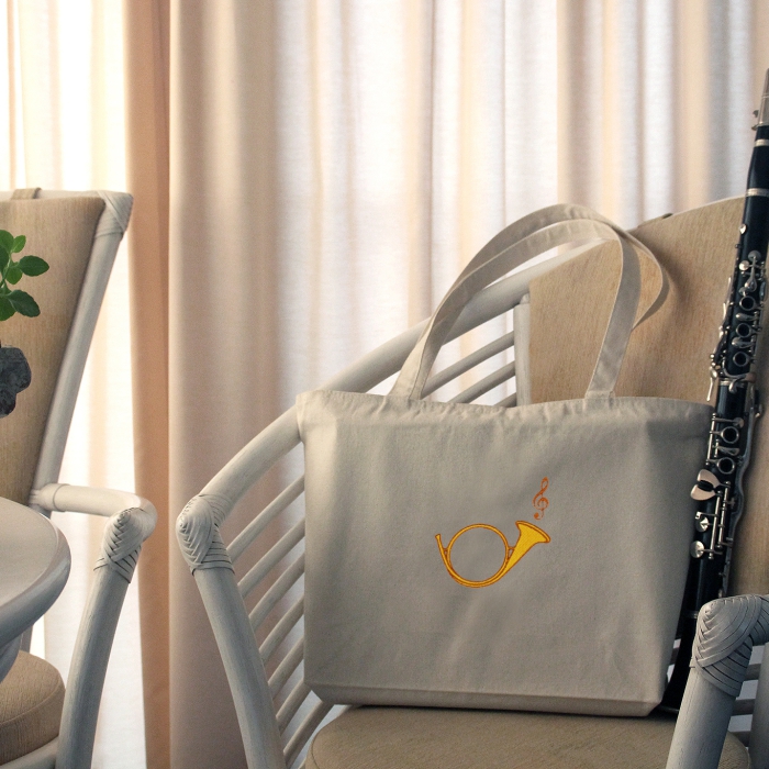 Stabile Tragetasche mit einem Jagdhorn bestickt, aus naturweißer Baumwolle mit Reißverschluss