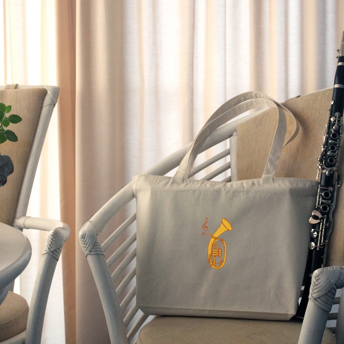 Stabile Tragetasche mit einem Tenorhorn bestickt, aus naturweißer Baumwolle mit Reißverschluss