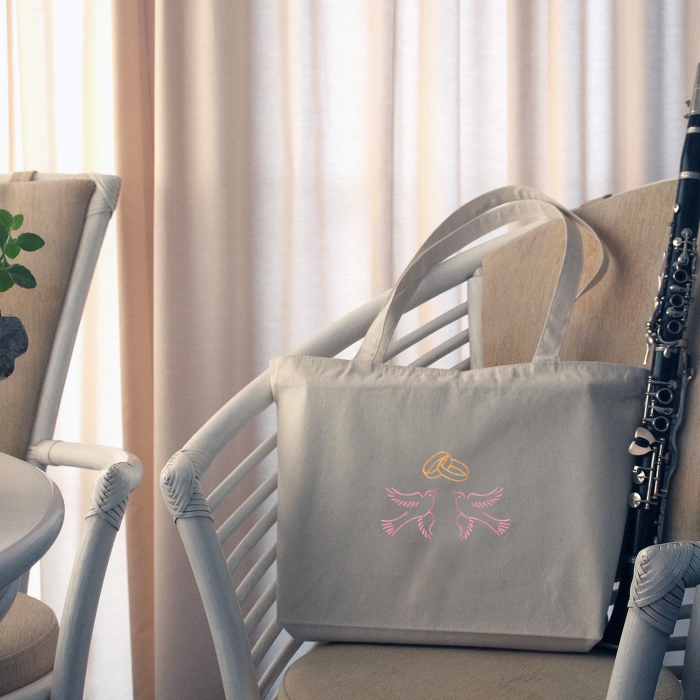 Baumwolltasche mit Reißverschluss, mit 2 verliebten Hochzeitstauben und 2 Hochzeitsringen bestickt