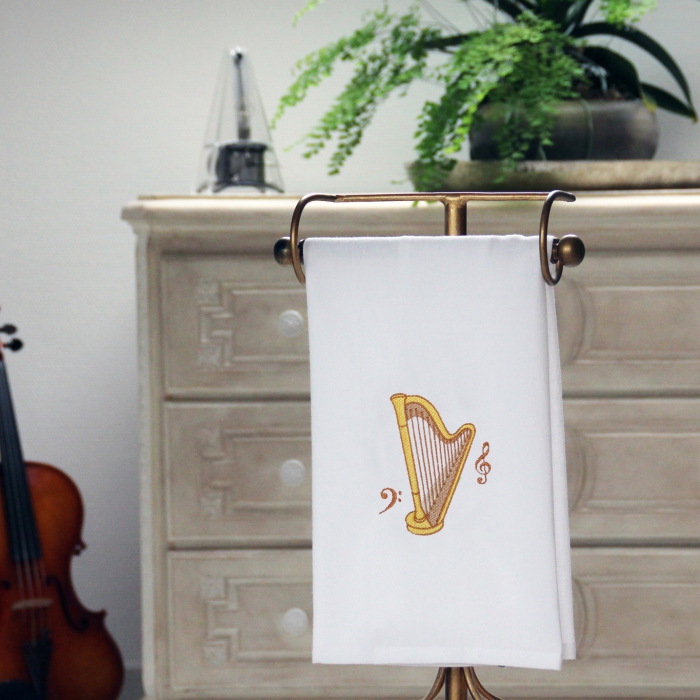 Geschirrtuch 50 x 70 cm, weiß mit einer Harfe und Notenschlüssel bestickt