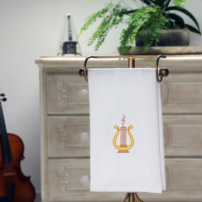 Geschirrtuch 50 x 70 cm, weiß mit einer Lyra-Harfe und Violinschlüssel bestickt