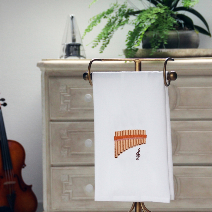 Geschirrtuch 50 x 70 cm, weiß mit einer Panflöte und Violinschlüssel bestickt