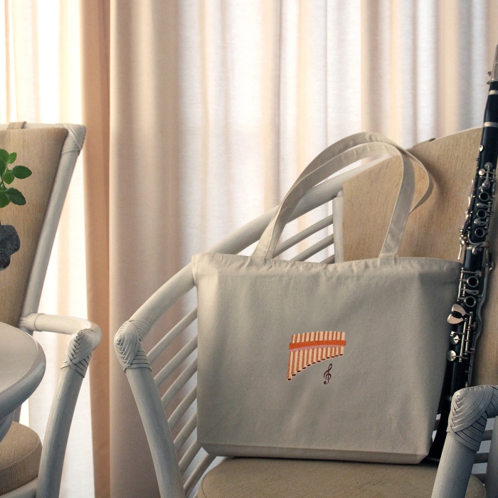 Stabile Tragetasche mit einer Panflöte bestickt, aus naturweißer Baumwolle mit Reißverschluss