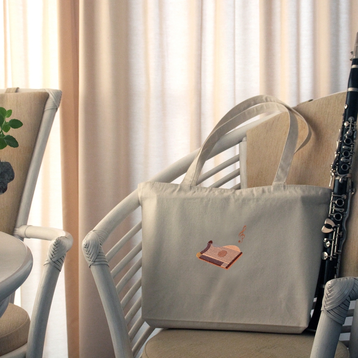 Stabile Tragetasche mit einer Zither bestickt, aus naturweißer Baumwolle mit Reißverschluss