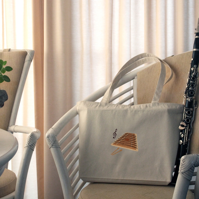 Stabile Tragetasche mit einem Hackbrett bestickt, aus naturweißer Baumwolle mit Reißverschluss