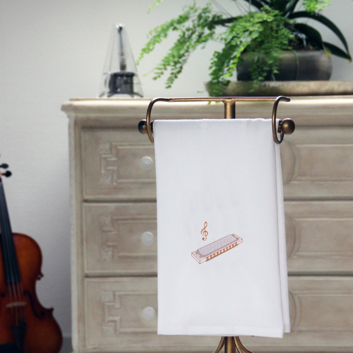 Geschirrtuch 50 x 70 cm, weiß mit einer Mundharmonika bestickt