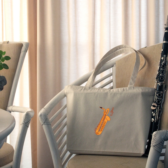 Stabile Tragetasche mit einem Baritonsaxophon bestickt, aus naturweißer Baumwolle mit Reißverschluss