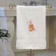 Osterhasen - Handtuch, weiß in verschiedenen Größen mit einem Osterhasen und Noten bestickt