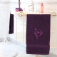 Handtuch Aubergine, in verschiedenen Größen mit F- und G- Schlüssel bestickt
