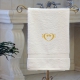 Handtuch weiß, mit zwei goldfarbenen Bassschlüsseln bestickt, in verschiedenen Größen