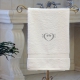 Handtuch weiß, mit zwei silbernen Bassschlüsseln bestickt, in verschiedenen Größen