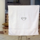 Handtuch weiß, mit zwei silbernen Bassschlüsseln bestickt, in verschiedenen Größen