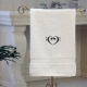 Handtuch weiß, mit zwei schwarzen Bassschlüsseln bestickt, in verschiedenen Größen