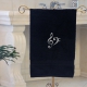 Handtuch schwarz, mit silbernen Klavier Notenschlüsseln bestickt, in verschiedenen Größen