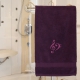 Handtuch Aubergine, in verschiedenen Größen mit Klavier Notenschlüsseln bestickt