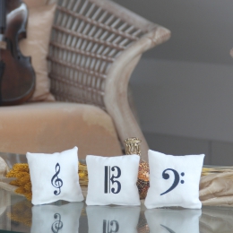 Mini-Kissen 10 x 10 cm mit verschiedenen Notenschlüsseln bestickt