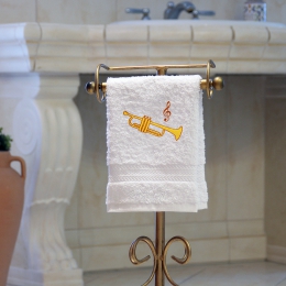 Trompete - Handtuch, weiß in verschiedenen Größen mit Trompete und Notenschlüssel bestickt