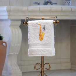 Saxophon - Handtuch, weiß in verschiedenen Größen mit Saxophon und Notenschlüssel bestickt