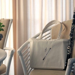 Stabile Tragetasche mit einer Oboe bestickt, aus naturweißer Baumwolle mit Reißverschluss