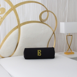 Nackenrollenbezug mit Bratschen- bzw. Alt - Tenorschlüssel bestickt, in verschiedenen Farben