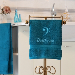 Personalisierte türkisfarbene Handtücher, mit Bassschlüssel bestickt
