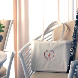 Stabile Tragetasche, zwei Herzen und wählbaren Notenschlüsseln bestickt