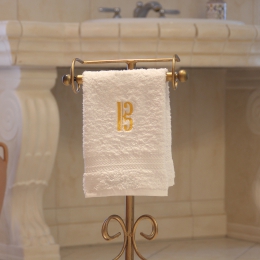 Handtuch weiß in verschiedenen Größen mit goldenem Alt- bzw. Bratschenschlüssel bestickt