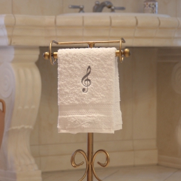 Handtuch weiß in verschiedenen Größen mit silbernem Violinschlüssel bestickt