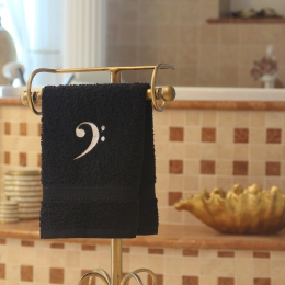 Handtuch schwarz in verschiedenen Größen mit weißem Bassschlüssel bestickt