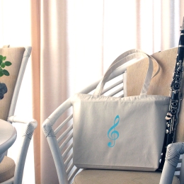 Stabile Tragetasche, mit bunten Violinschlüssel bestickt