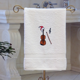 Handtuch weiß, mit Streichinstrumenten und Nikolausmütze, bestickt