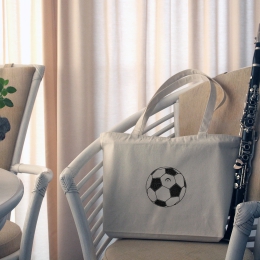 Stabile Tragetasche mit einem Fußball bestickt, aus naturweißer Baumwolle mit Reißverschluss