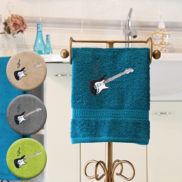 E-Gitarre - Handtuch, farbig in verschiedenen Größen mit E-Gitarre und Notenschlüssel bestickt