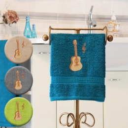 Gitarre - Handtuch, farbig in verschiedenen Größen mit Akustikgitarre und Notenschlüssel bestickt